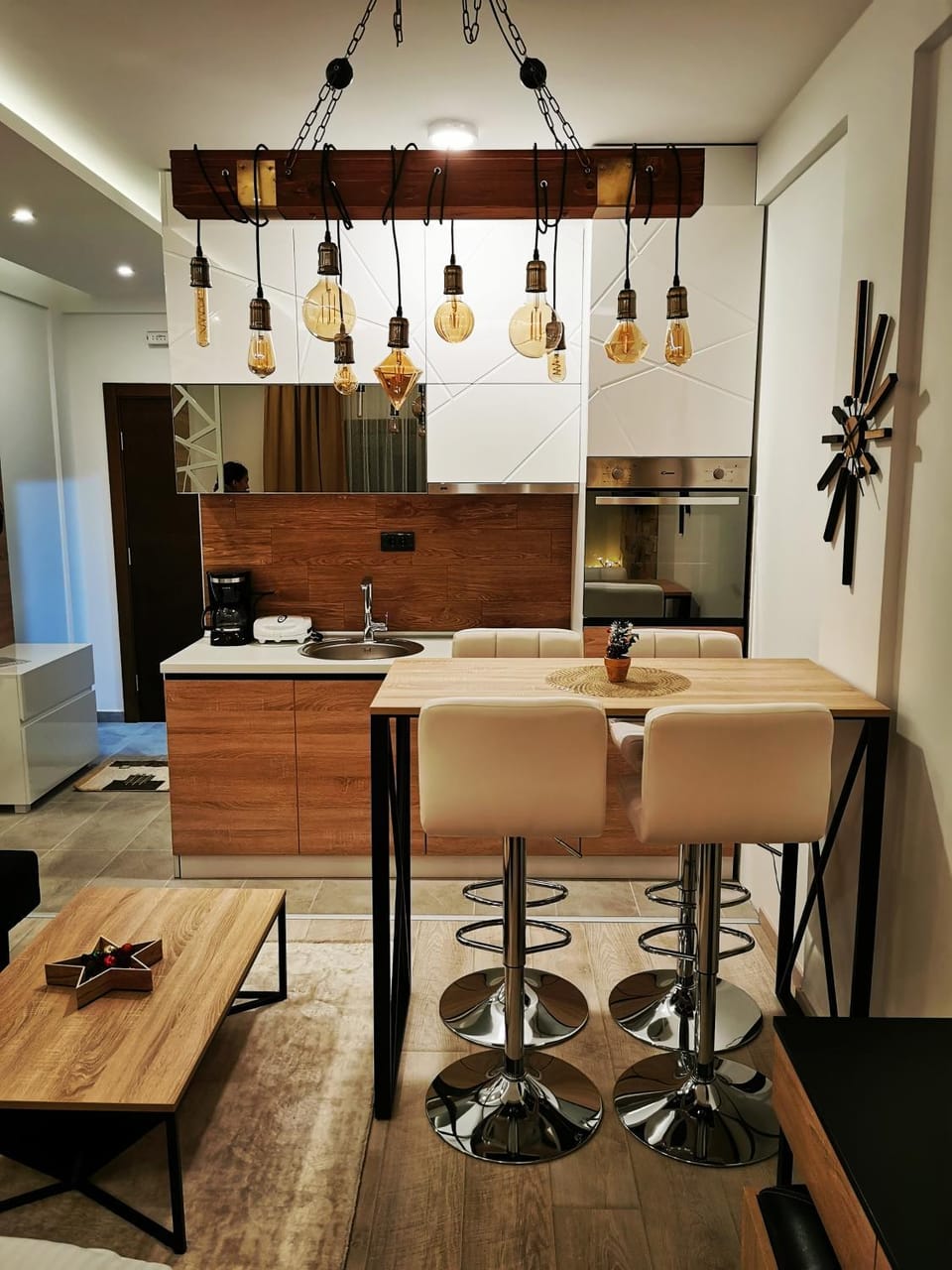 Kitchen or kitchenette, Dining area