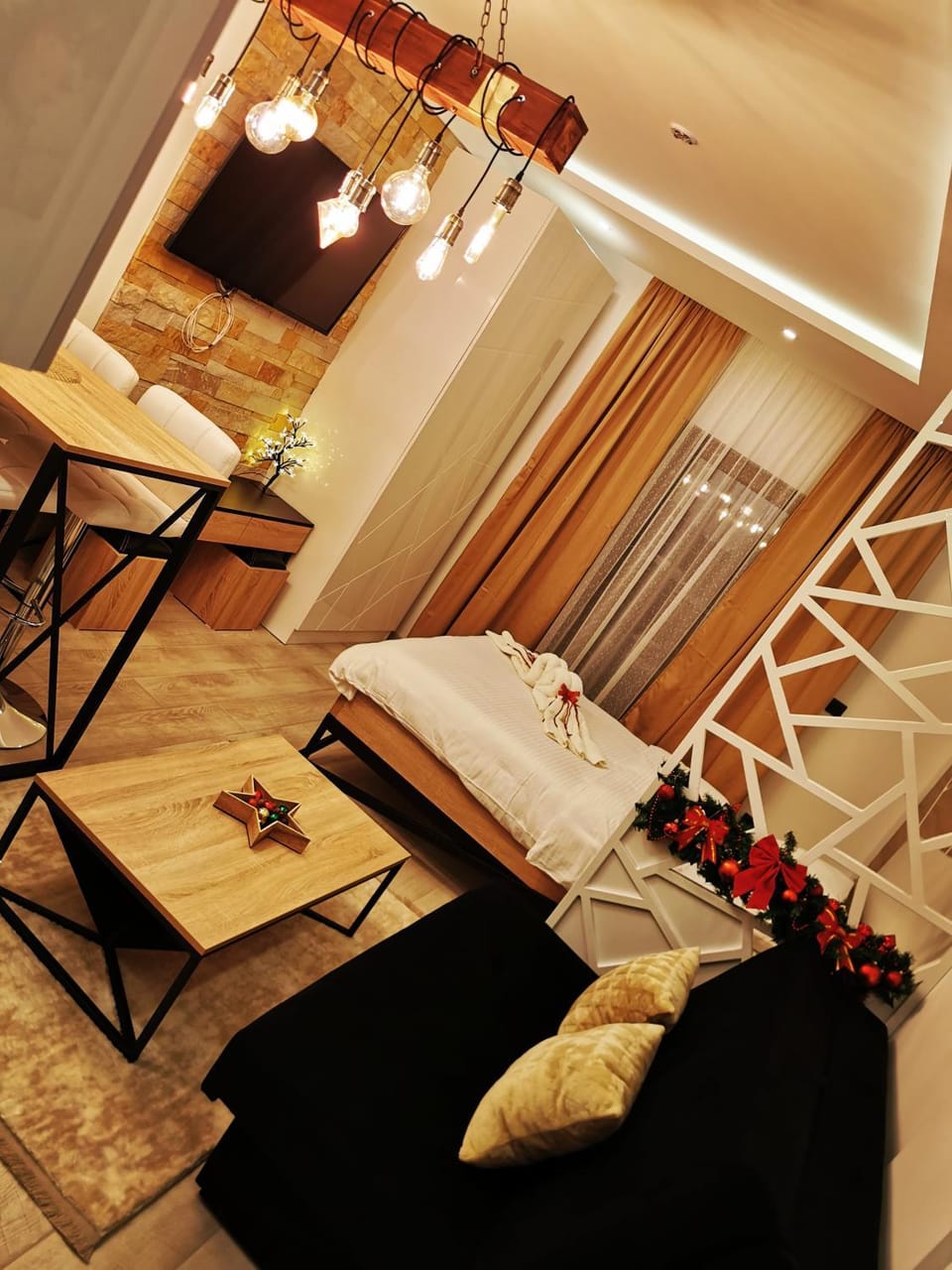 Bed, TV and multimedia, Living room