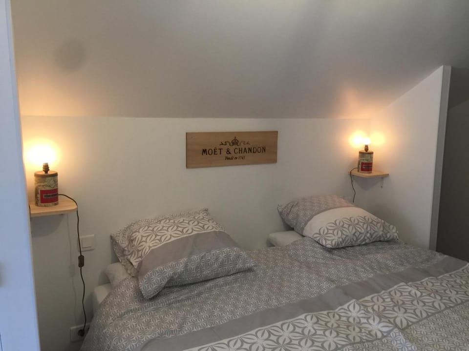 Bed, Photo of the whole room, Decorative detail