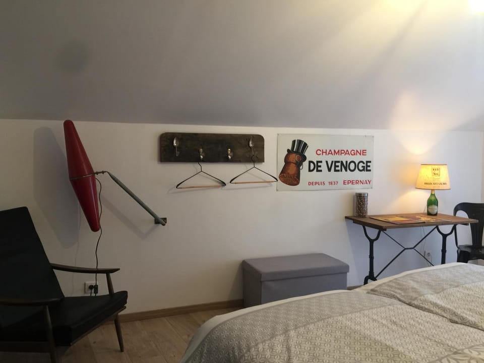 Photo of the whole room, Decorative detail
