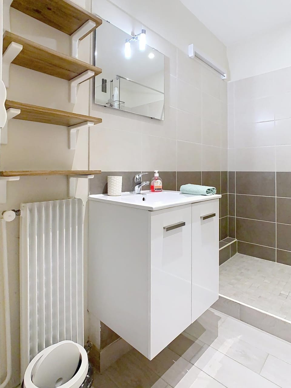 Shower, Toilet, Bathroom, towels