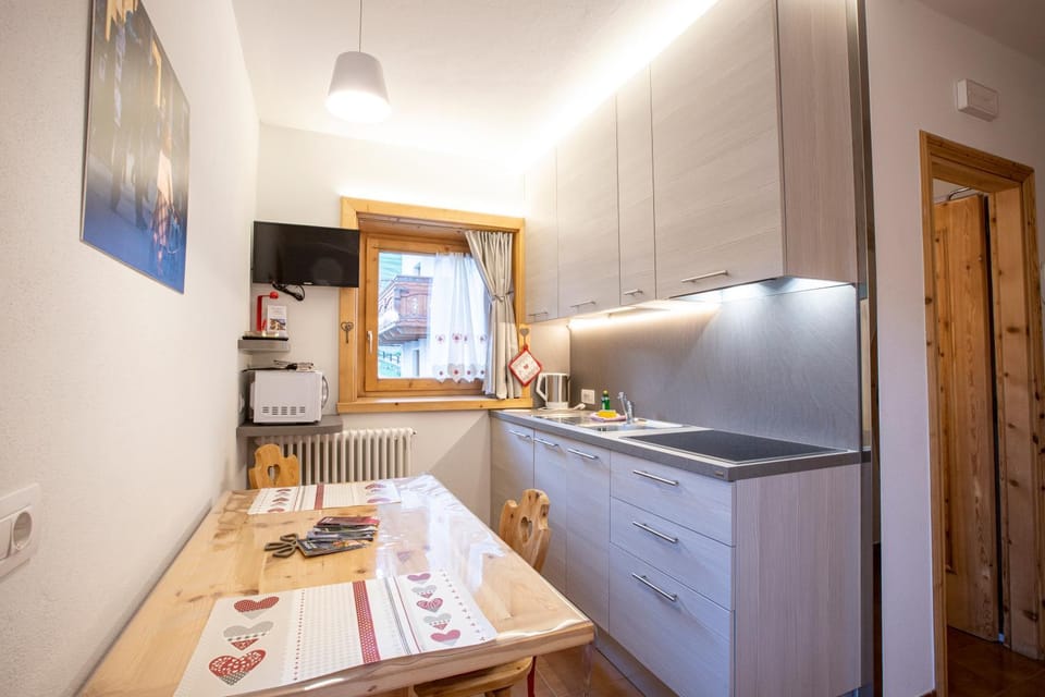 Kitchen or kitchenette, Dining area, stove