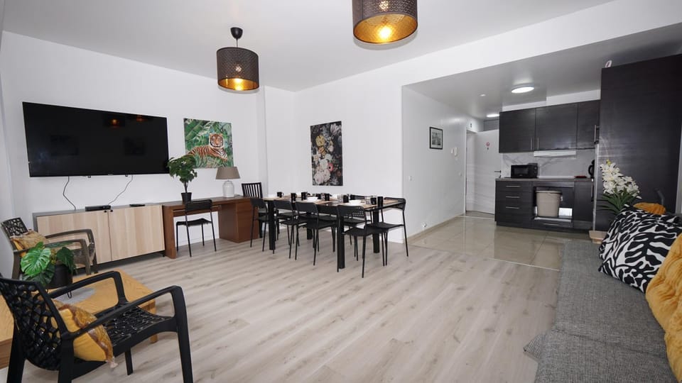 TV and multimedia, Kitchen or kitchenette, Living room, Seating area, Dining area