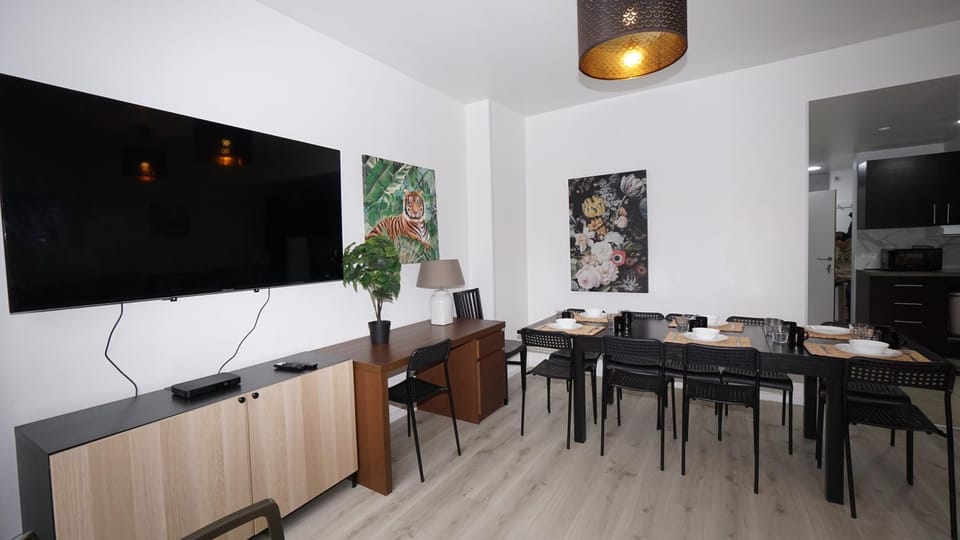 TV and multimedia, Living room, Seating area, Dining area