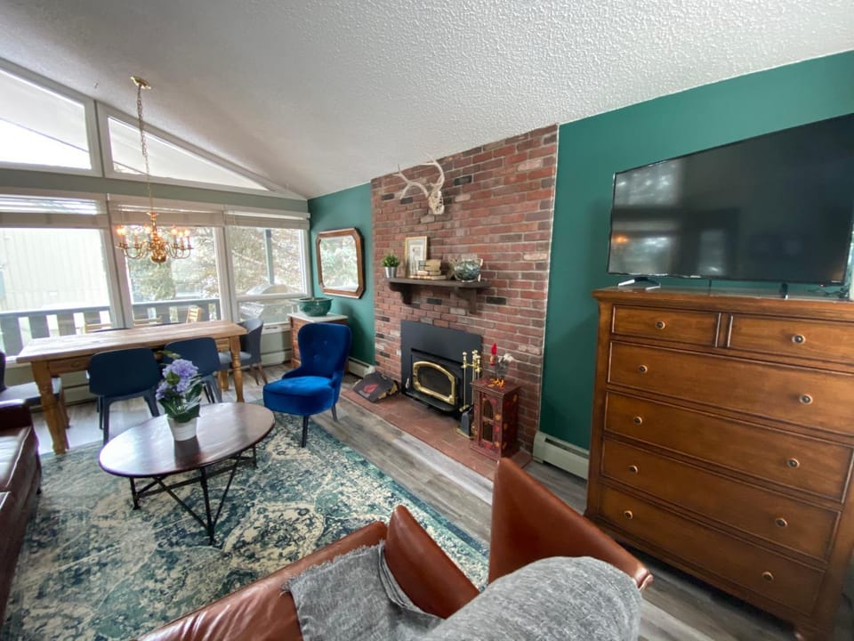 Communal lounge/ TV room, TV and multimedia, Living room, Seating area, Dining area