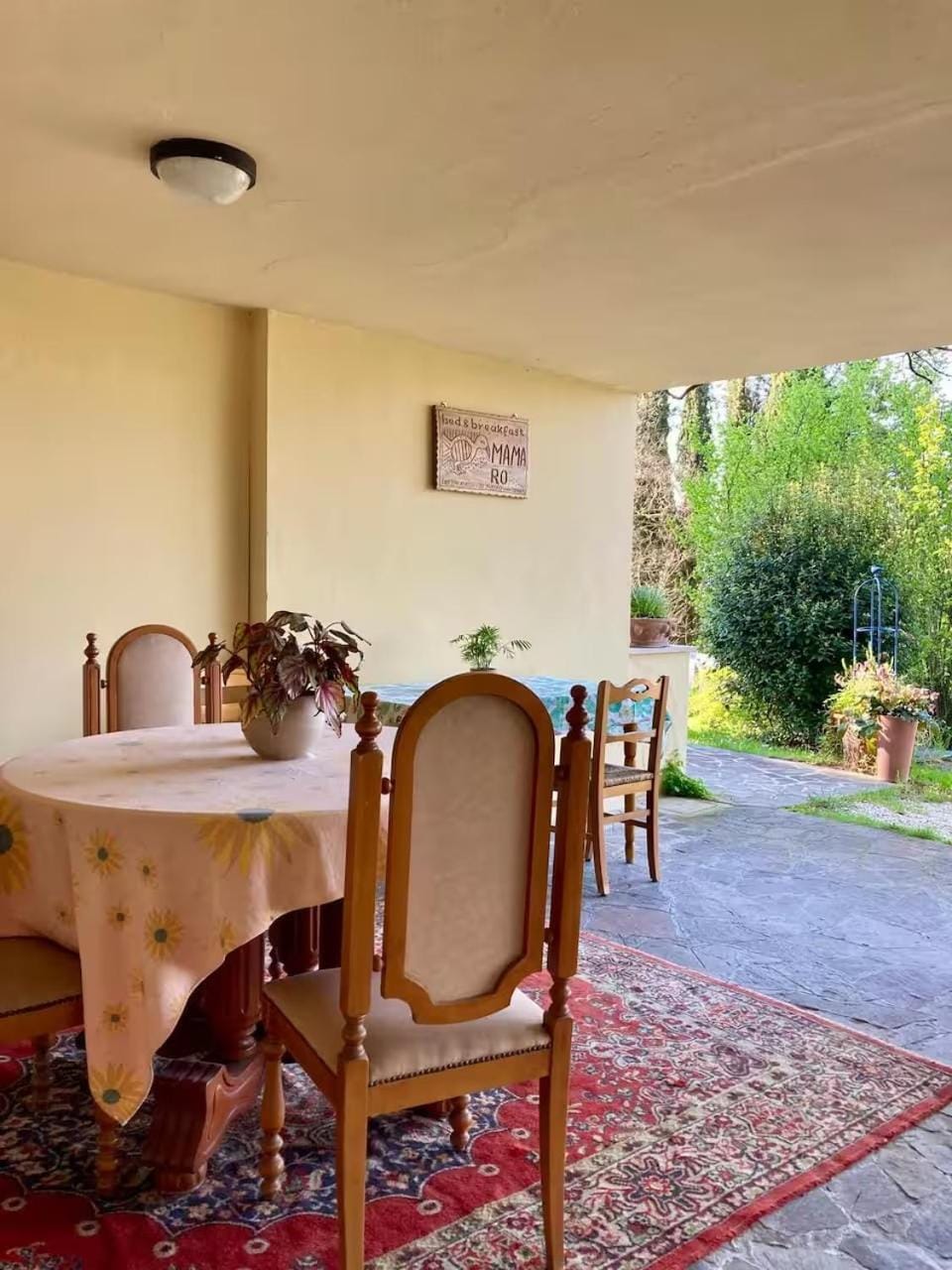 Day, Seating area, Dining area