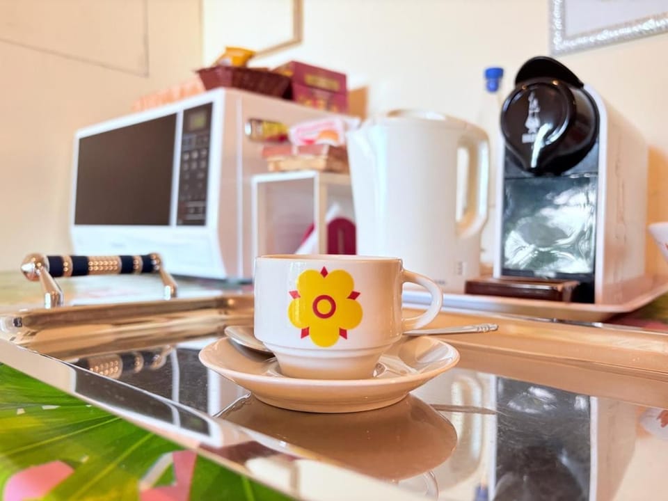 Coffee/tea facilities, Food and drinks, Food, Breakfast, Continental breakfast, minibar