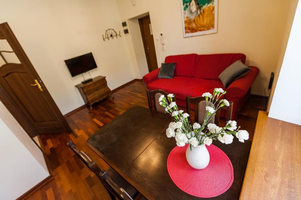 Bed, Seating area, Dining area