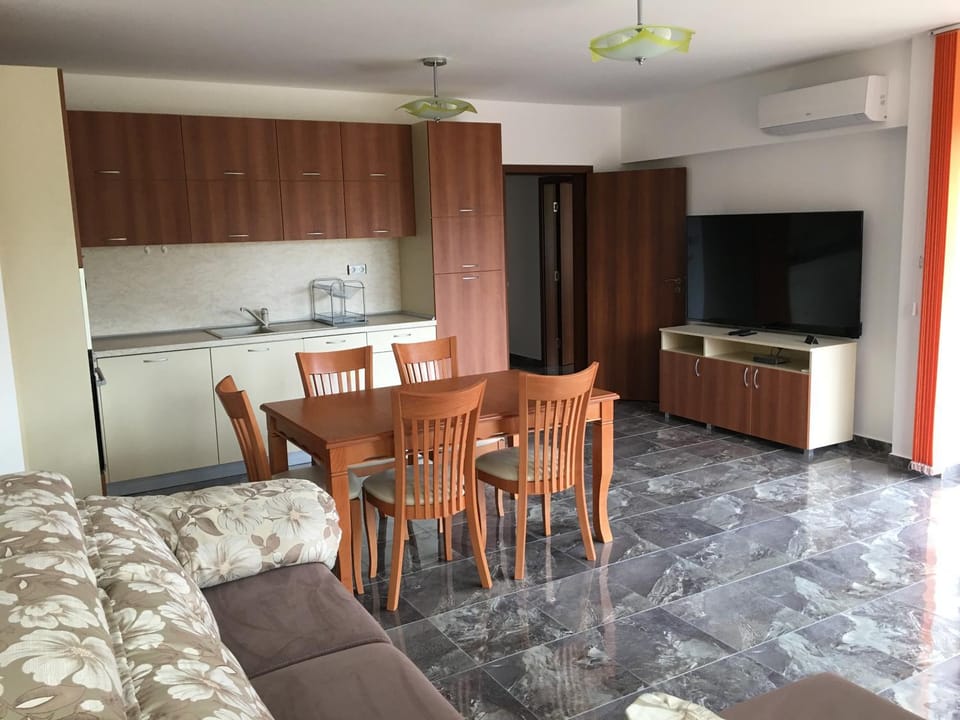Kitchen or kitchenette, Living room, Seating area, Dining area
