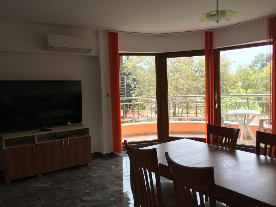 Communal lounge/ TV room, TV and multimedia, Dining area, Garden view