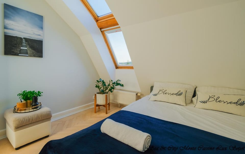 Seating area, Bedroom, towels