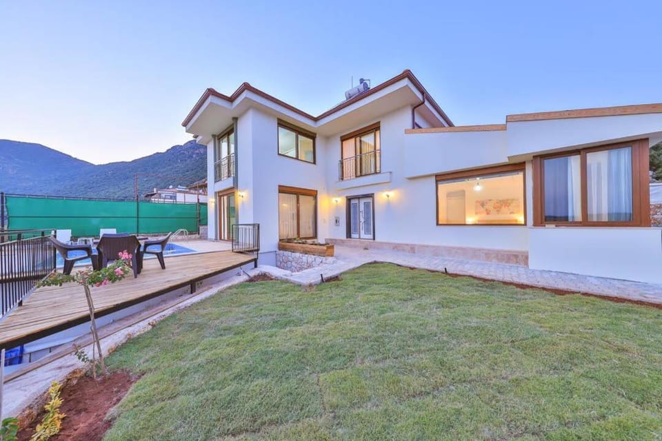 Property building, Patio, Natural landscape, Garden, Garden view, Mountain view