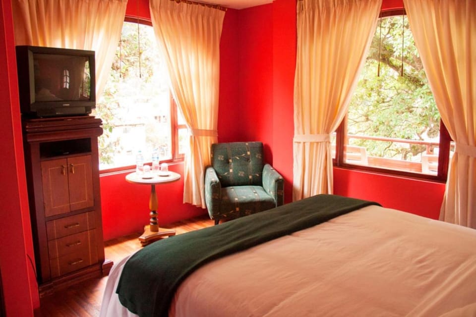 Bed, Other, Photo of the whole room, Decorative detail, Decorative detail, Bedroom
