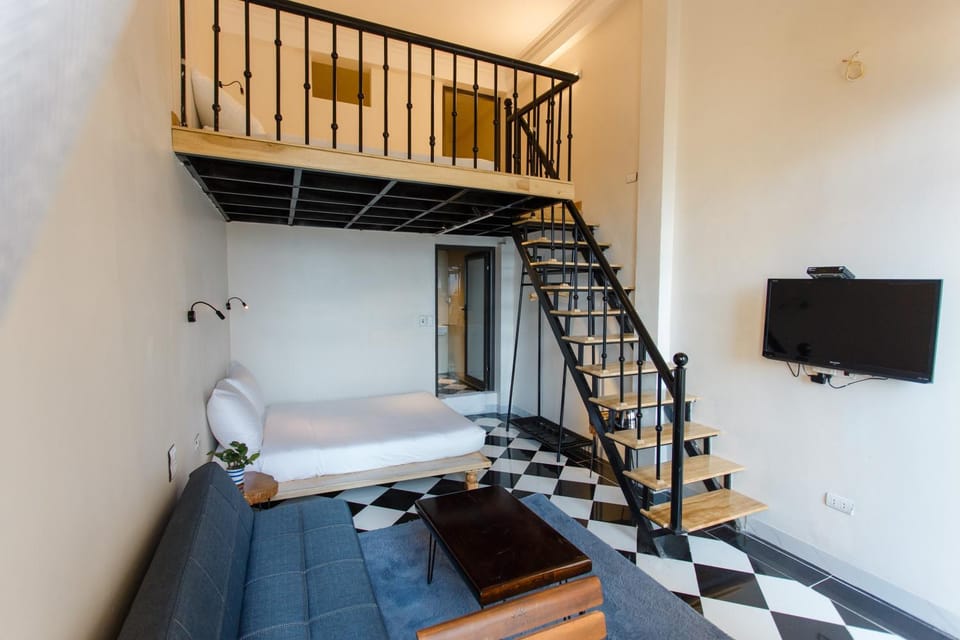 Toilet, Communal lounge/ TV room, Bed, Bathroom, TV and multimedia, Living room, Food and drinks, Photo of the whole room, Decorative detail, Seating area, Animals, Bedroom, Garden view, Mountain view, Area and facilities, bunk bed, Family, Inner courtyard view