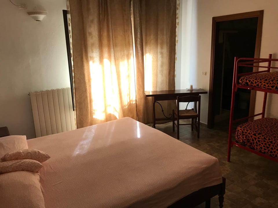 Bedroom, bunk bed