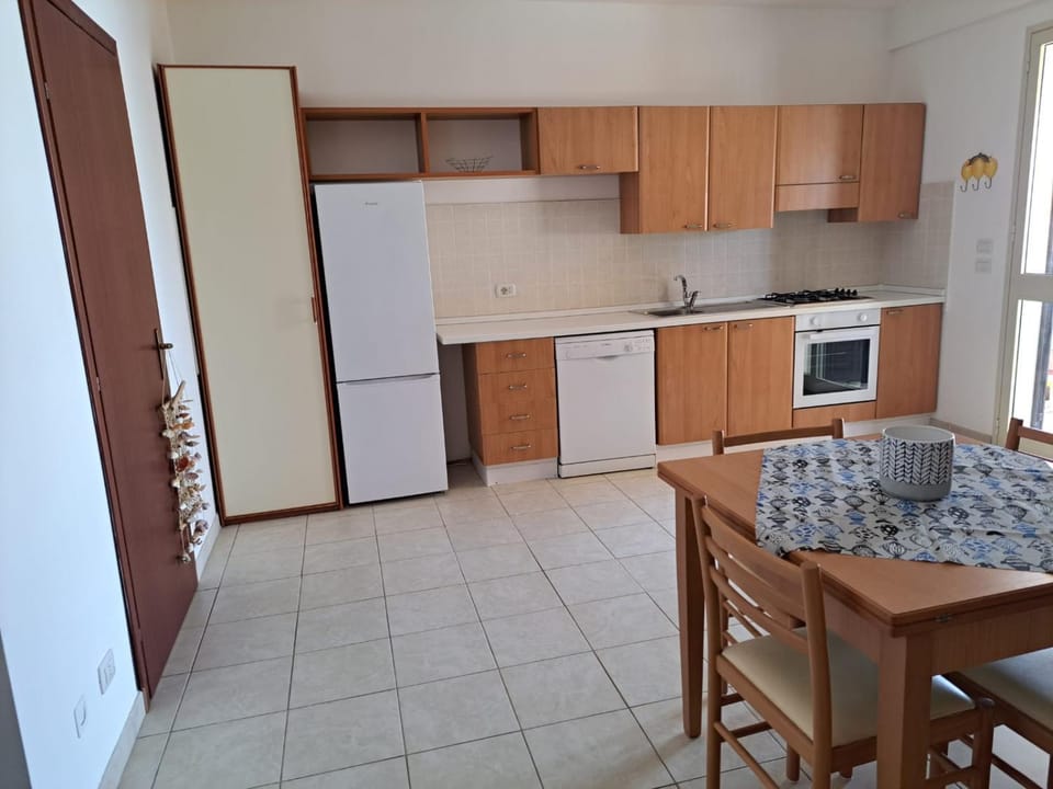 Dining area, dishwasher, oven, pet friendly, stove