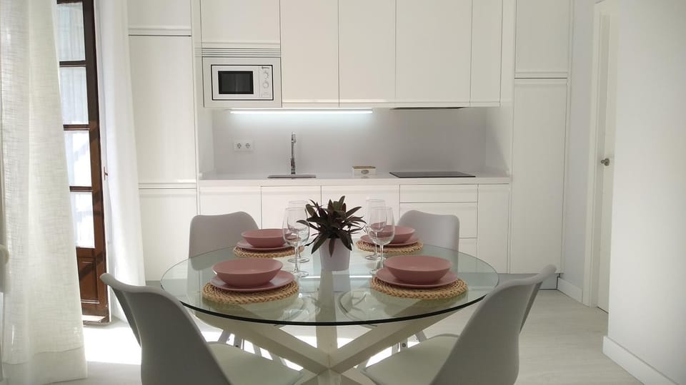 Kitchen or kitchenette, Dining area