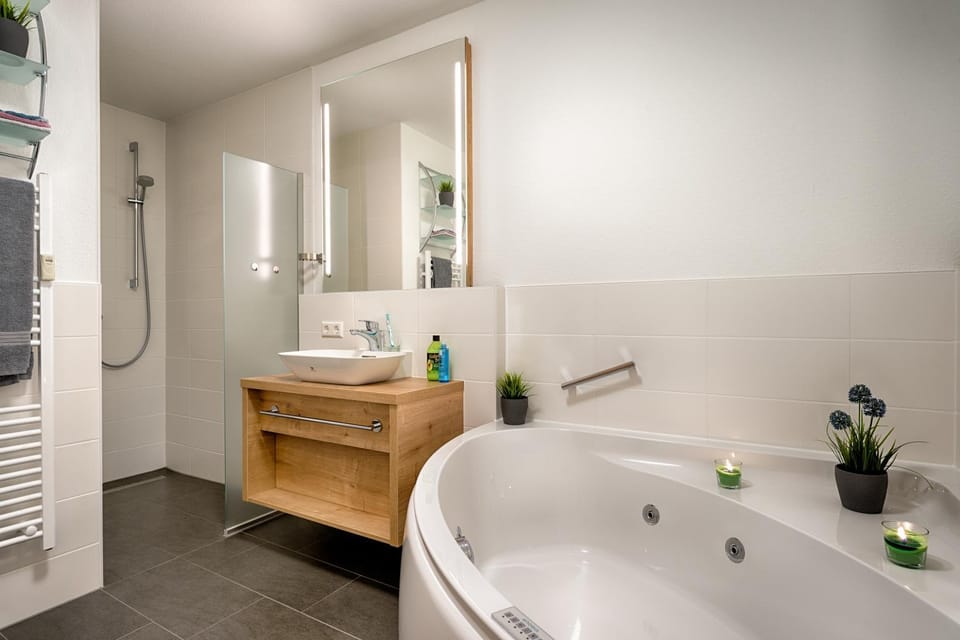 Shower, Hot Tub, Hot Tub, Bathroom