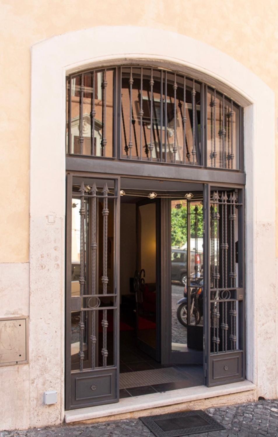 Facade/entrance