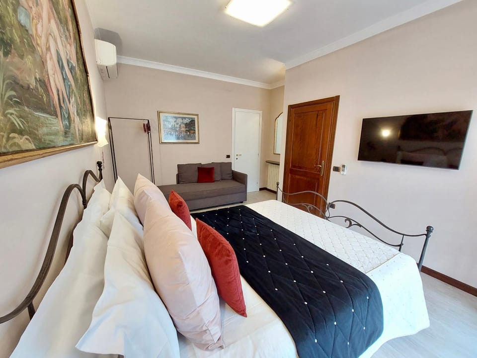 Photo of the whole room, Bedroom, air conditioner