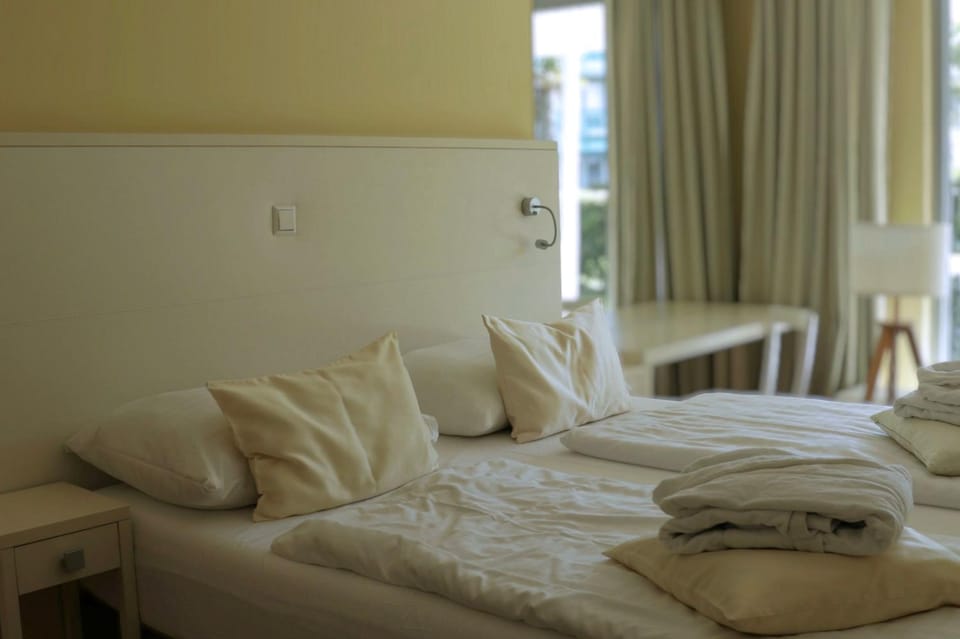Photo of the whole room, Bedroom, towels
