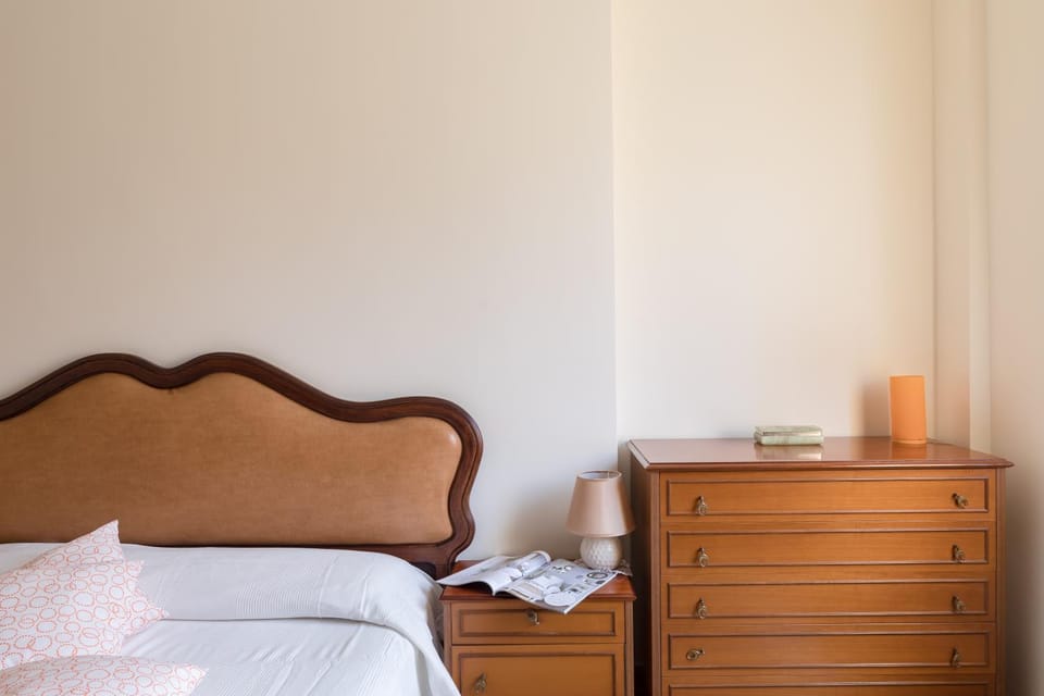 Bed, Bedroom, towels, wardrobe