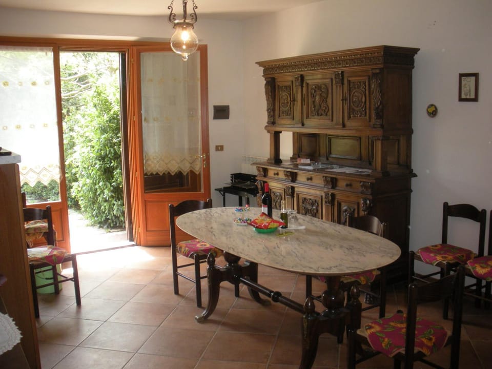 Photo of the whole room, Dining area