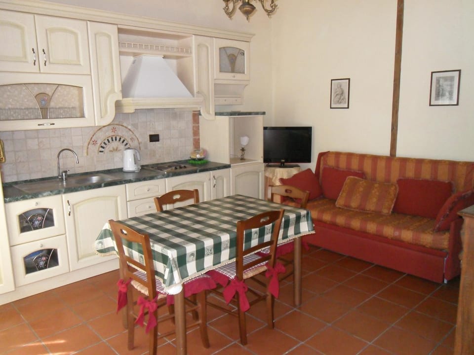 TV and multimedia, Kitchen or kitchenette, Living room, Dining area, pet friendly, stove