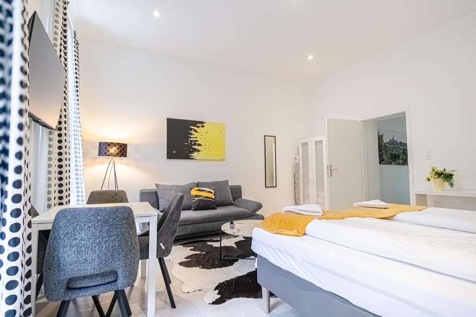 Bed, TV and multimedia, Seating area, Bedroom