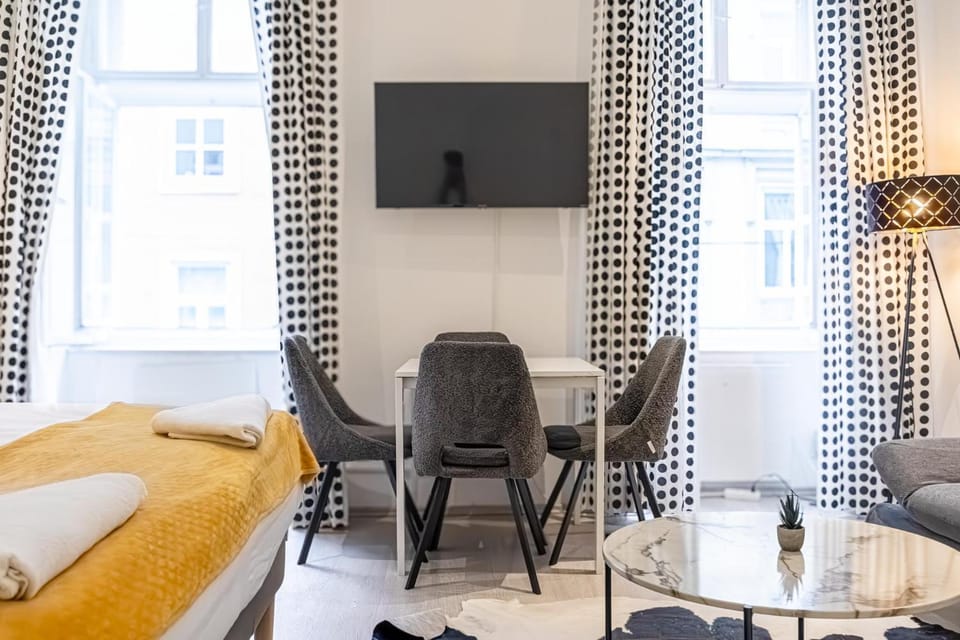 Bed, TV and multimedia, Seating area, Dining area, Bedroom