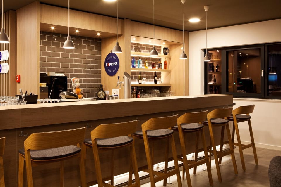 Restaurant/places to eat, Nightclub / DJ, Lounge or bar, Lounge or bar, Food and drinks, Banquet/Function facilities, Drinks, furniture