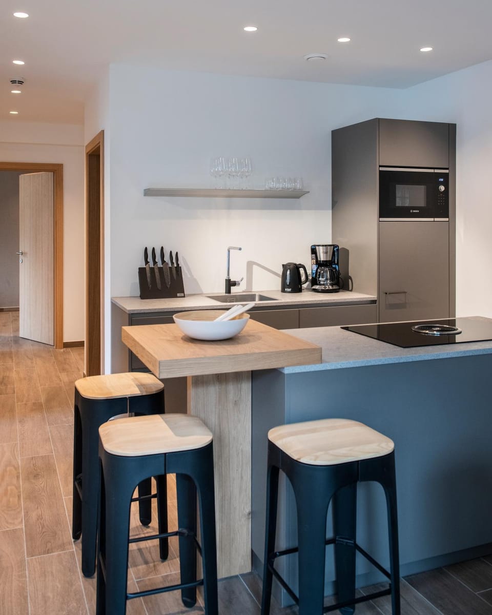 Coffee/tea facilities, Kitchen or kitchenette, Seating area, Dining area