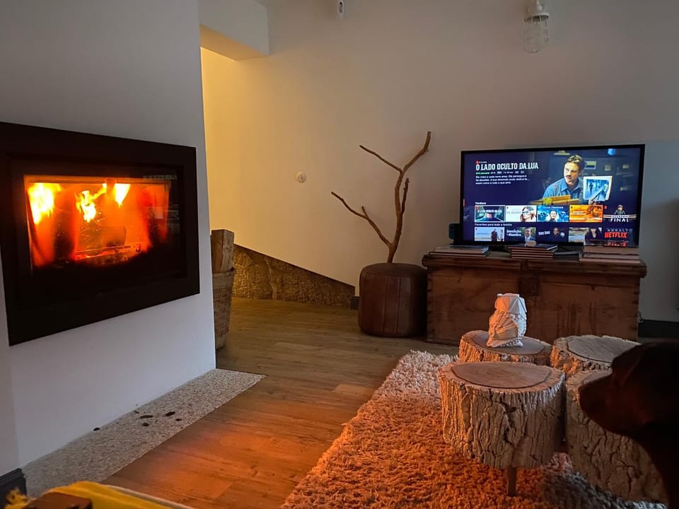 Communal lounge/ TV room, TV and multimedia, Living room, Seating area, Evening entertainment