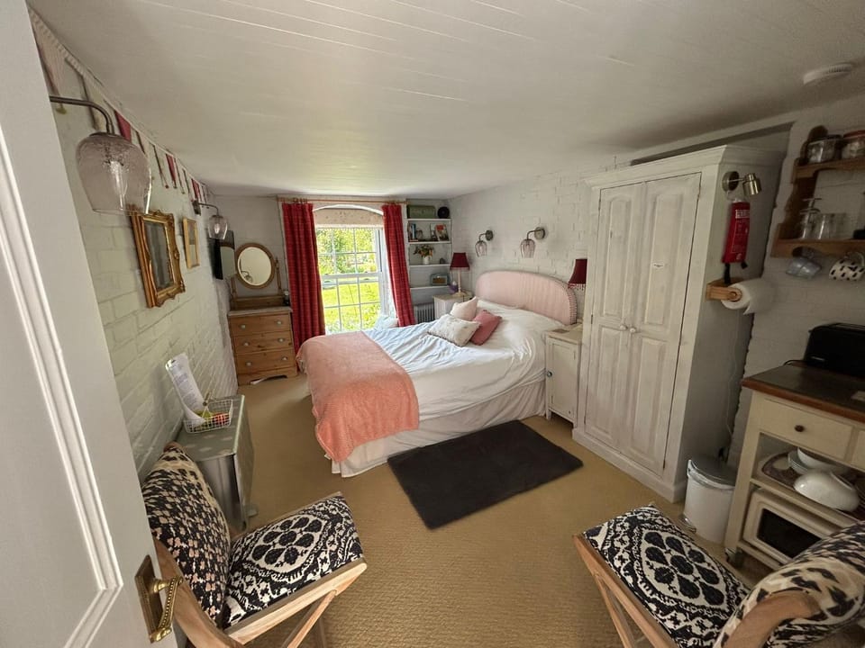 Cosy Cottage ground floor bedroom ensuite with private entrance Bed and Breakfast in Chichester District