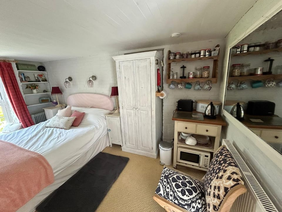 Cosy Cottage ground floor bedroom ensuite with private entrance Bed and Breakfast in Chichester District