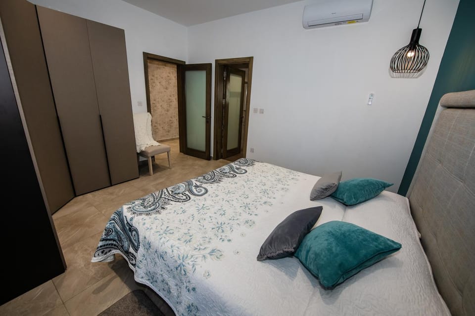 Photo of the whole room, Bedroom, towels, wardrobe, air conditioner