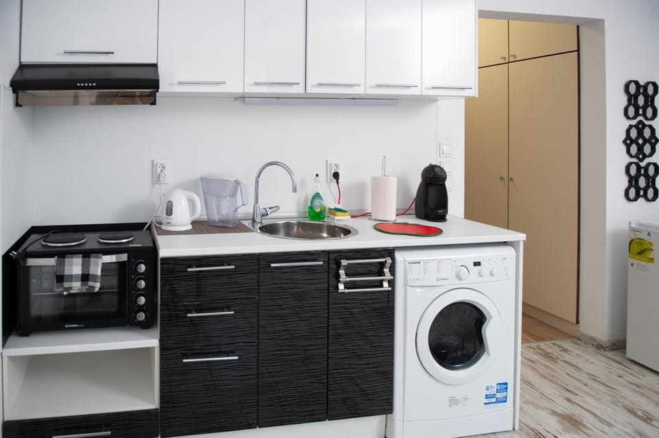 Kitchen or kitchenette, pet friendly, stove, washing machine
