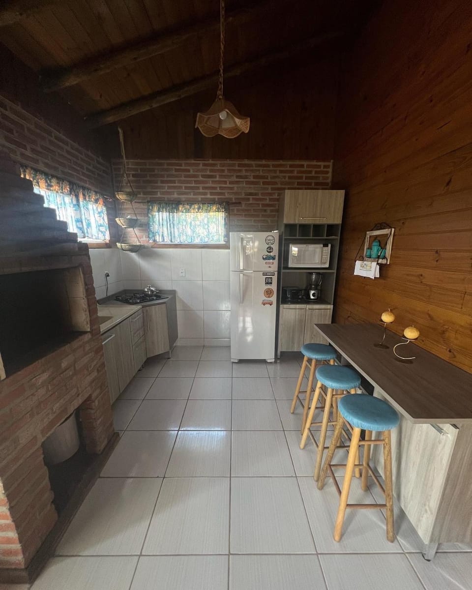 Kitchen or kitchenette, minibar