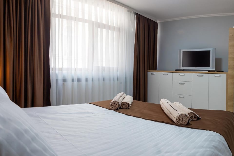 Bed, TV and multimedia, Bedroom
