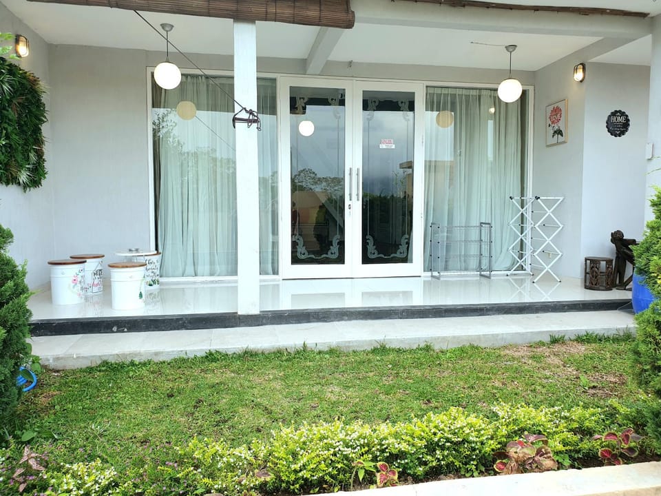 Facade/entrance, Garden