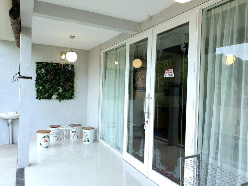 Patio, Facade/entrance