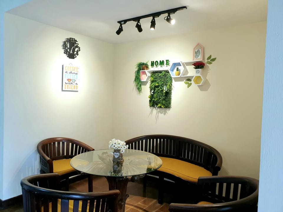 Seating area, Dining area