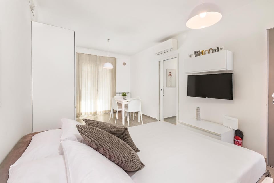 Communal lounge/ TV room, Bed, TV and multimedia, Living room, Photo of the whole room, Seating area, Evening entertainment, Bedroom, air conditioner