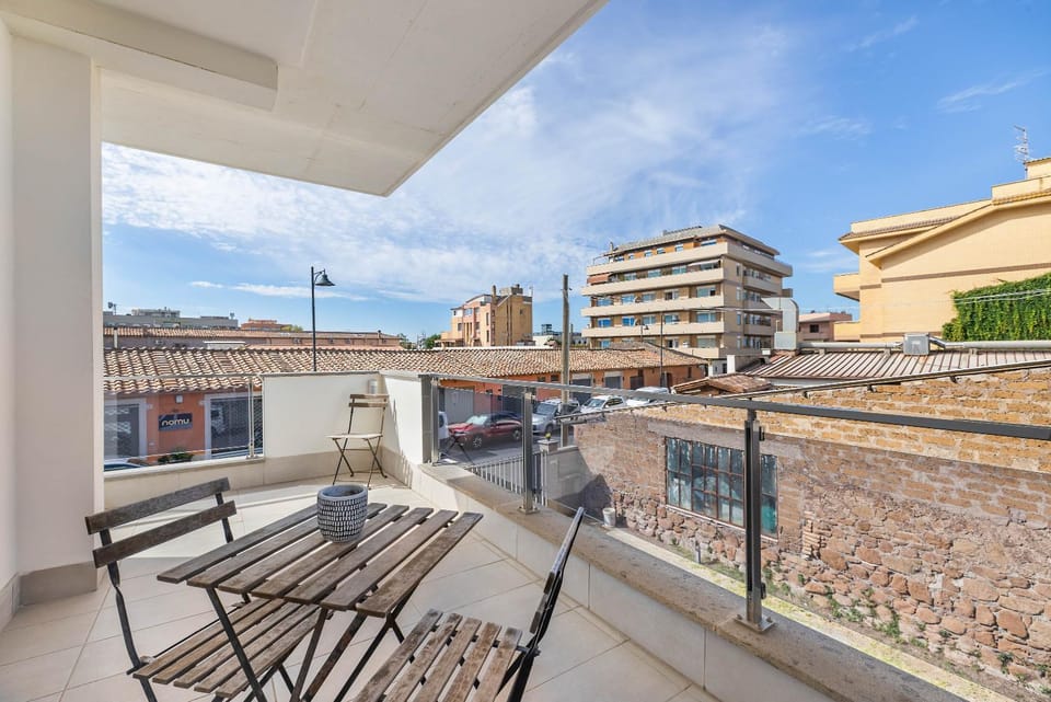 Property building, Patio, View (from property/room), Balcony/Terrace, Seating area, Dining area, City view