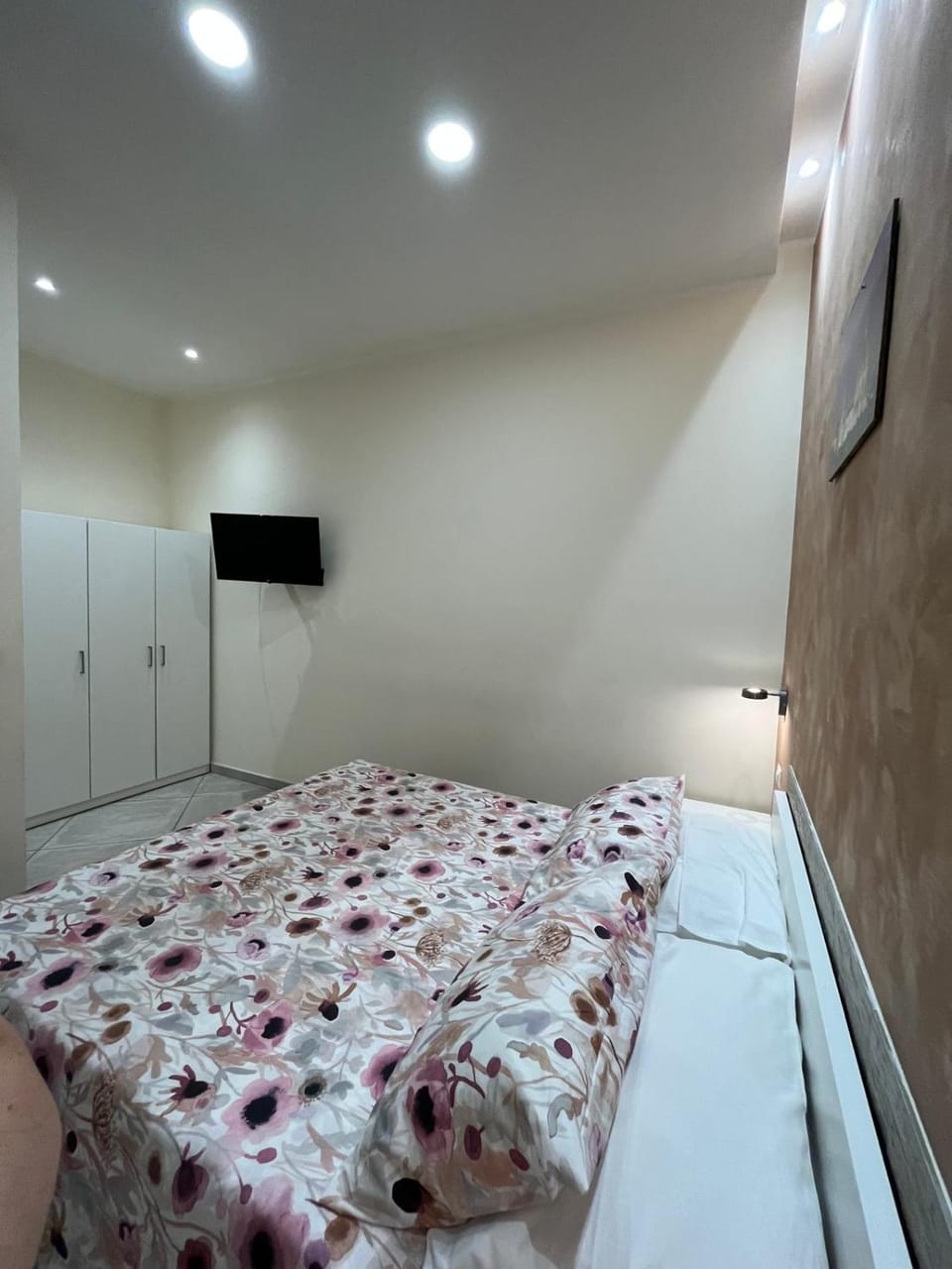 Bed, TV and multimedia, Bedroom