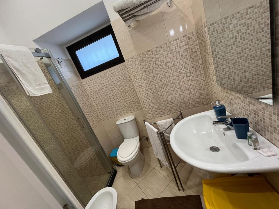 Shower, Toilet, Bathroom, bidet, towels