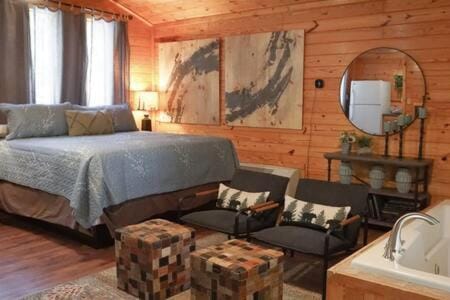 Cuddles, 1 Bedroom Studio, Walk to Downtown and Hiking Trails! House in Gatlinburg