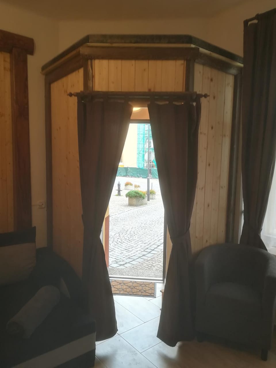 Facade/entrance