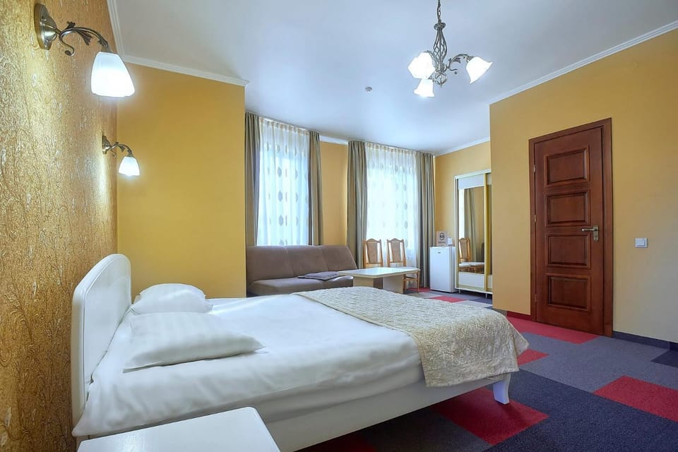 Bed, Living room, Photo of the whole room, Seating area, Bedroom, internet, wardrobe