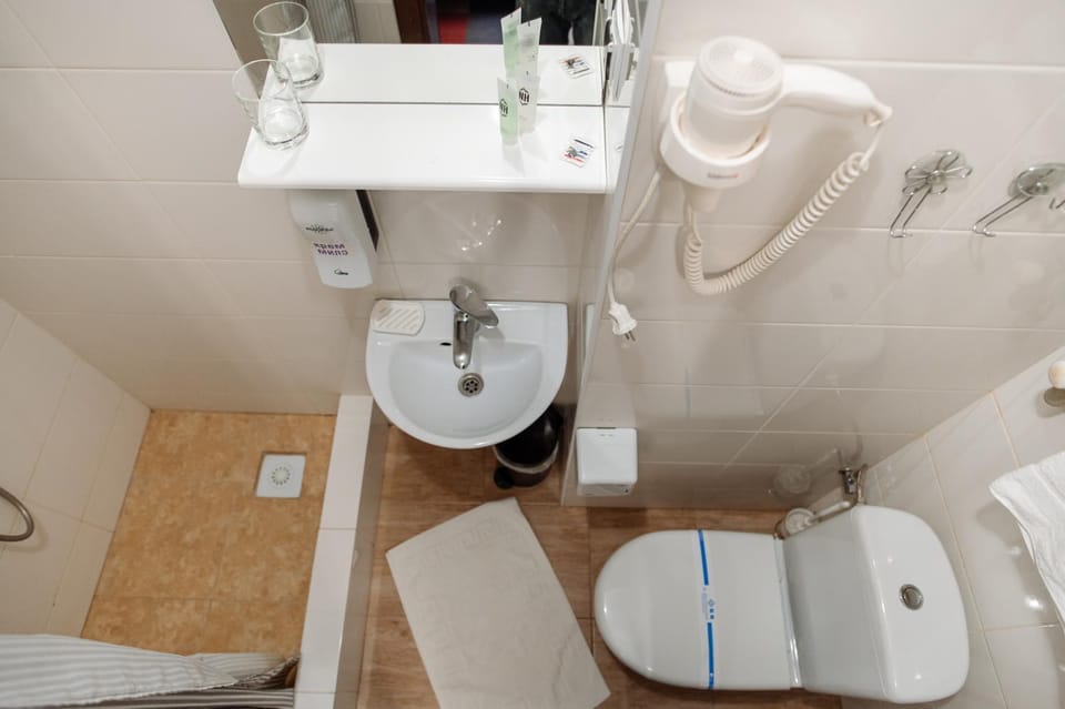 Shower, Toilet, Bathroom, towels
